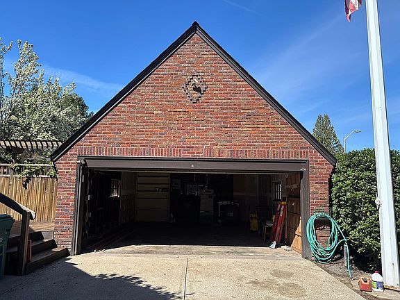 3rd image of 809 NE Jackson School Rd