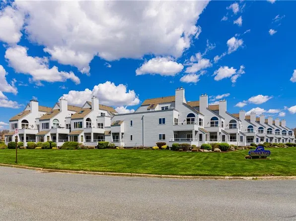 103 Bellevue Ct, Narragansett, RI 02882