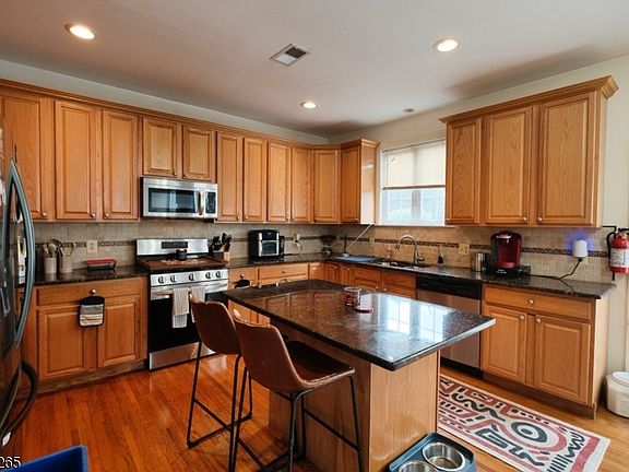 4th image of 431 E 7Th St