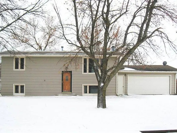 102 Cresthaven Ct, Forest City, IA 50436