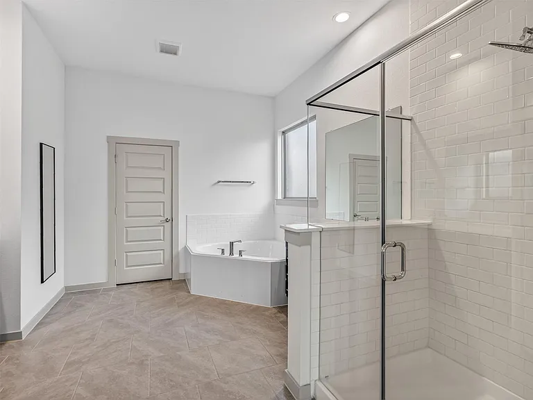 818 Kingwood Dr — Photo 23