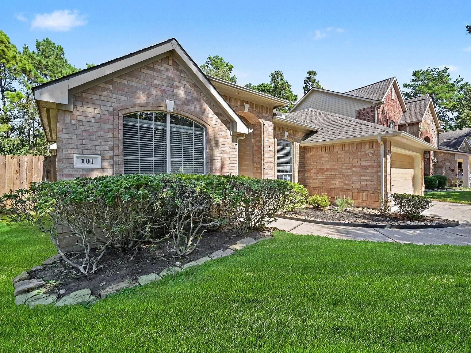 4 bed, 2.0 bath, 2400 sqft, $2,650 — Photo 3