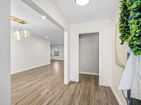 3rd image of 9634 Meadowglen Ln