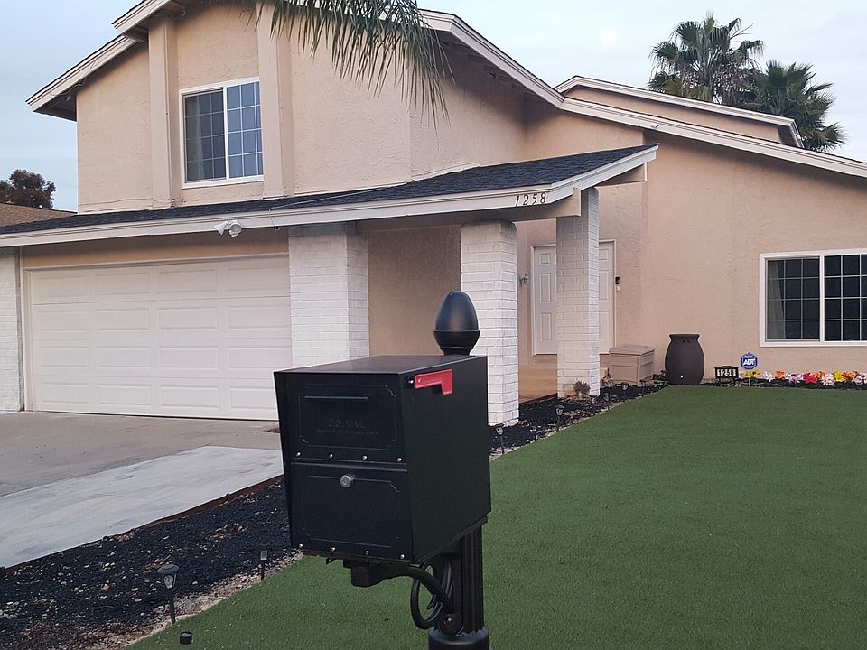 Tamper proof locking mailbox