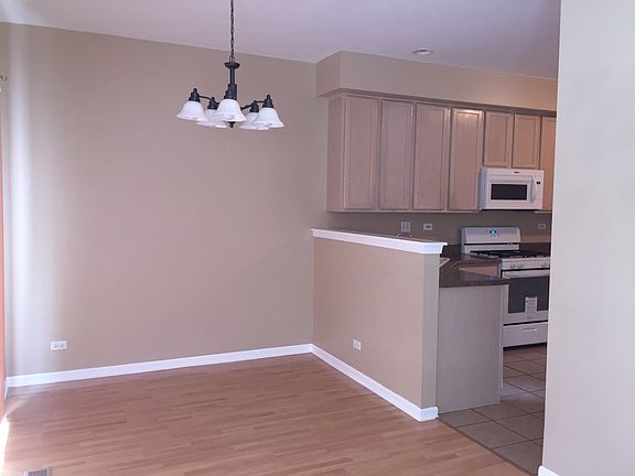 4th image of 943 Parkhill Cir