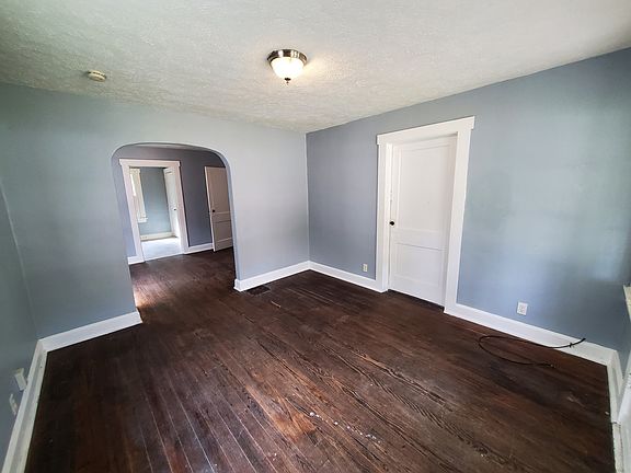 4th image of 2414 Indianapolis Ave