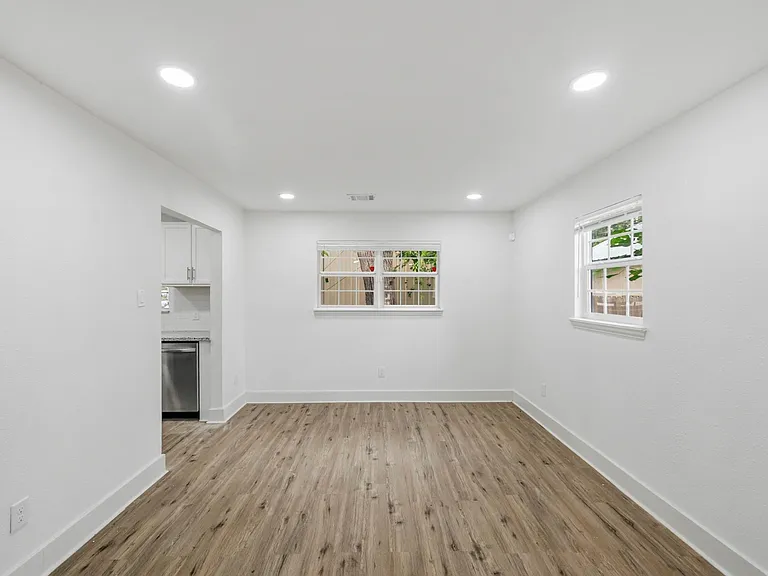 1501 Maiden Ln — Photo 7