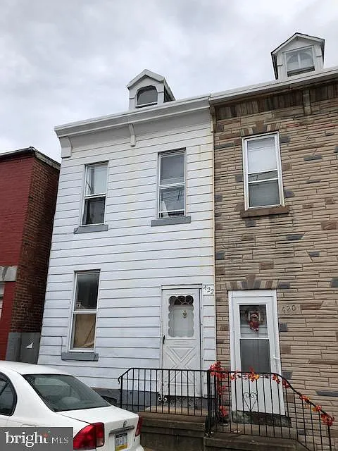 422 Maple St photo 1