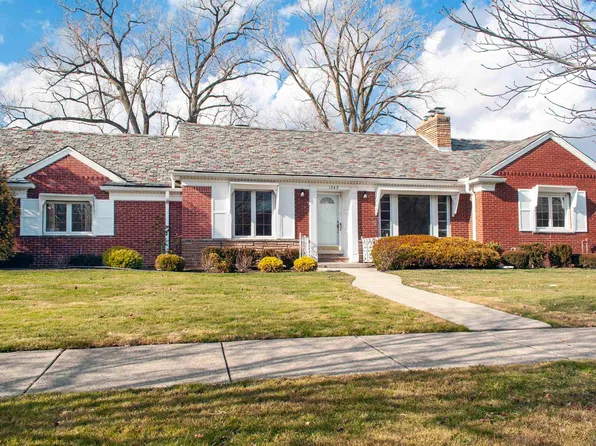 1240 N Renaud Rd, Grosse Pointe Woods, MI 48236