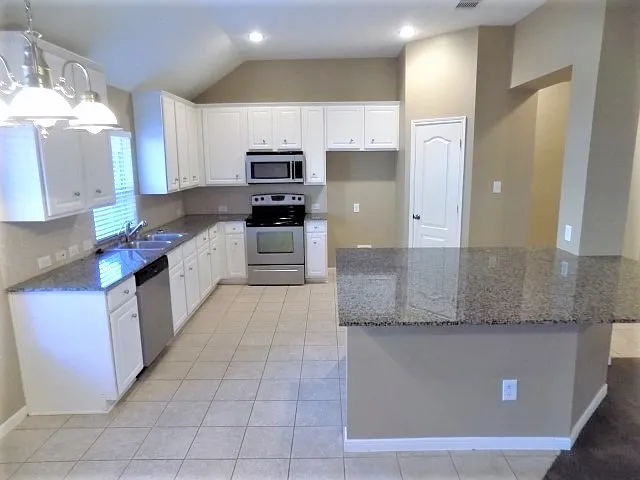 4 bed, 2.0 bath, 2750 sqft, $2,595 — Photo 2