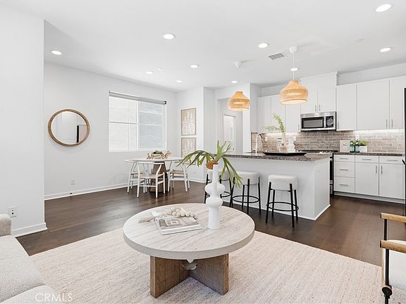 4th image of 441 Potter Way