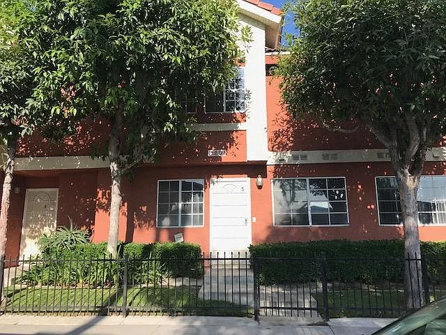 Arthur Ave, Paramount — Photo 1