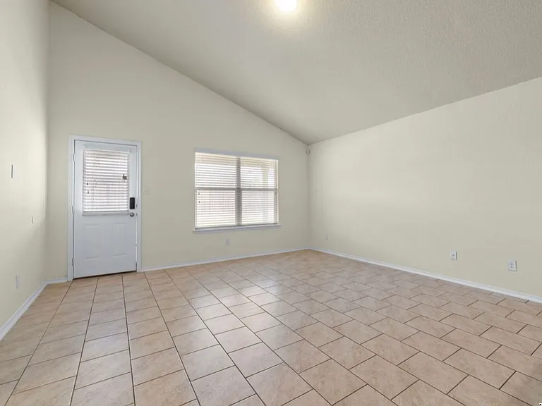 1407 Frio Eagle — Photo 11