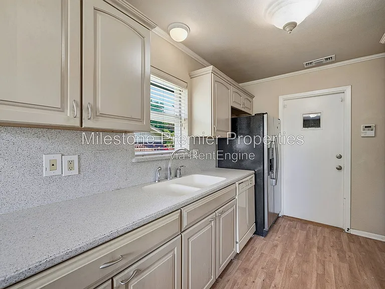 302 Iowa St — Photo 9