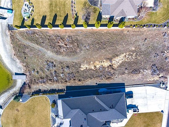 4th image of 828 Camas Pl