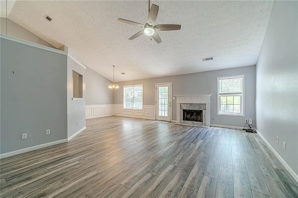 4 bed, 2.0 bath, 2081 sqft, $2,300 — Photo 3