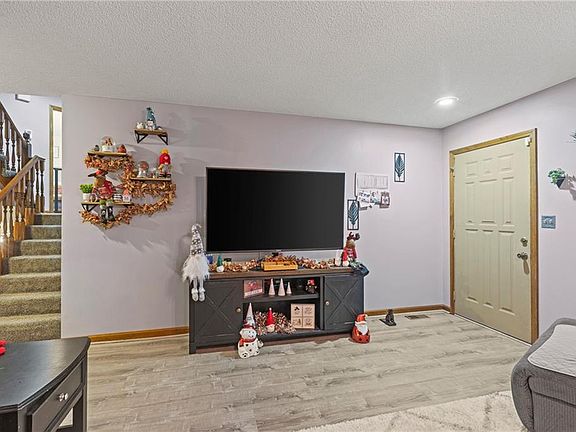 5th image of 410 Brookwood St
