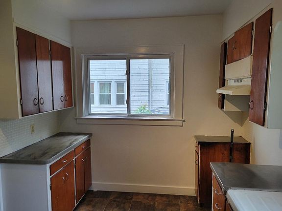 5th image of 1054 Bay St