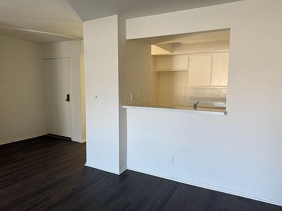 Breakfast counter connecting kitchen to dining area