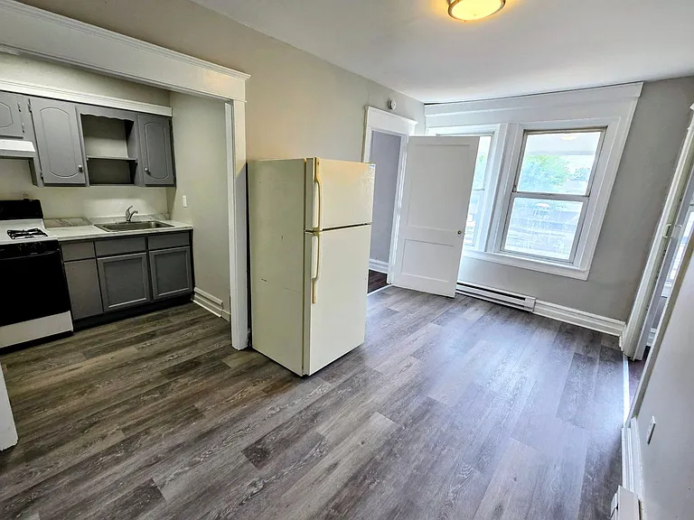 926-928 W Walnut St — Photo 9