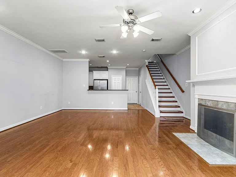 707 W Heights Hollow Ln — Photo 3