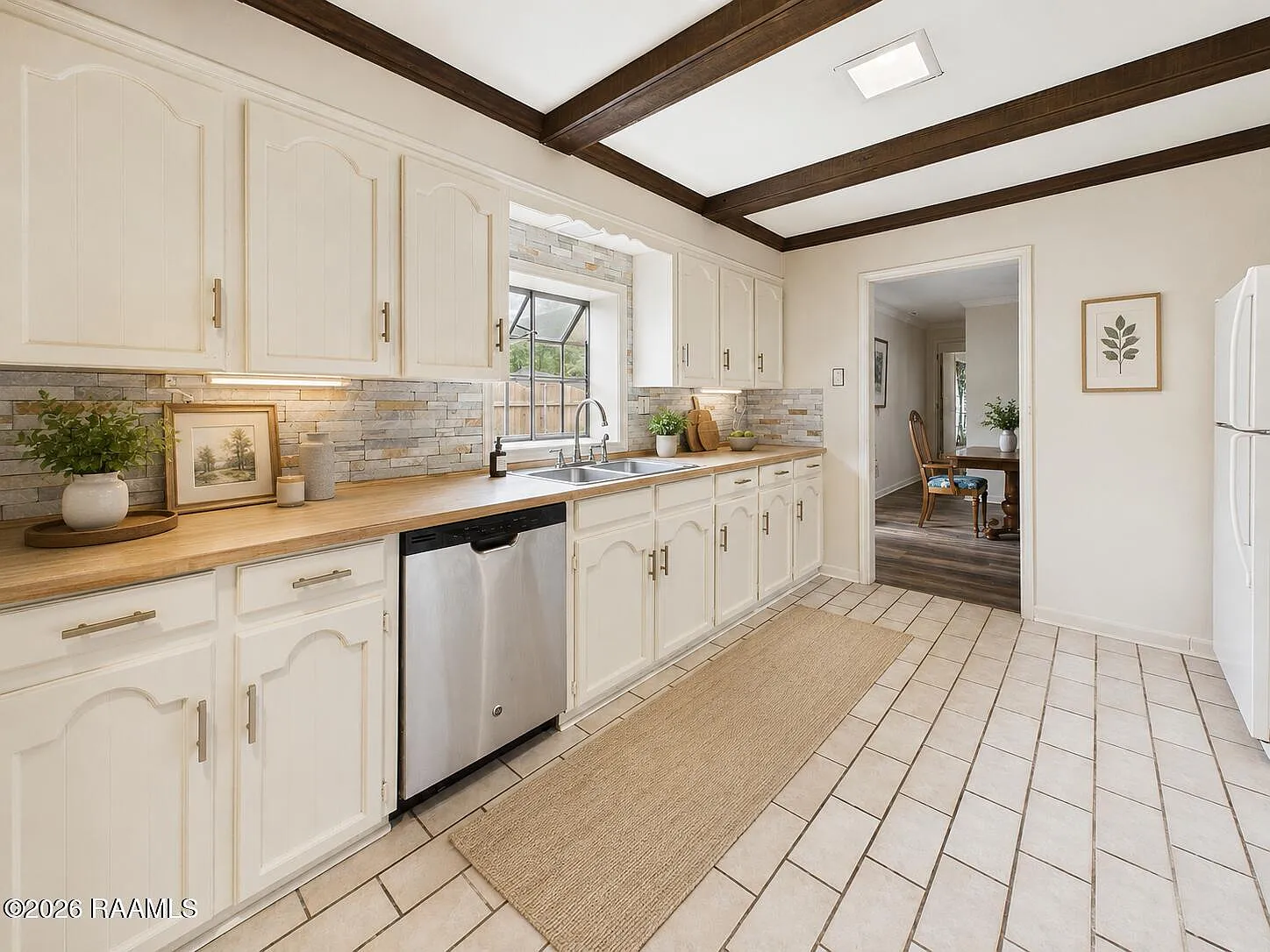 3 bed, 2.5 bath, 2100 sqft, $2,200 — Photo 3