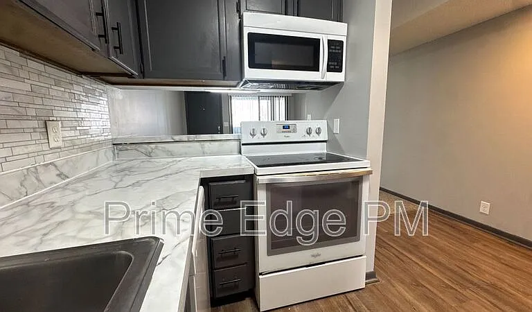 1121 N 28th St #12 — Photo 11