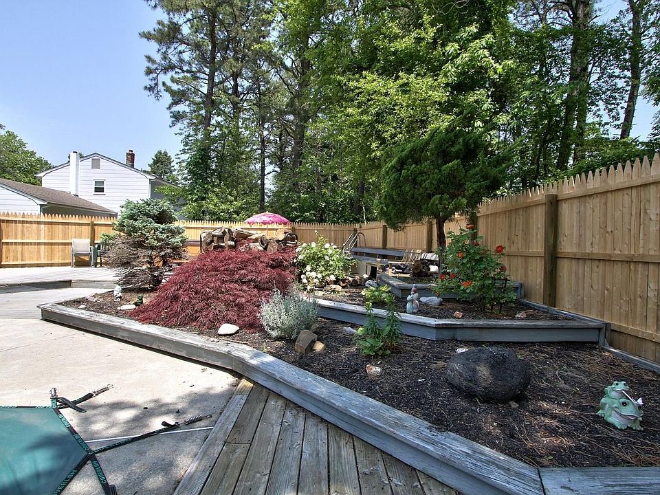 1st image of 23 Yorkshire Dr