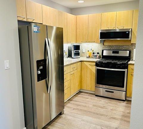 5th image of 400 W 8th St Unit 214