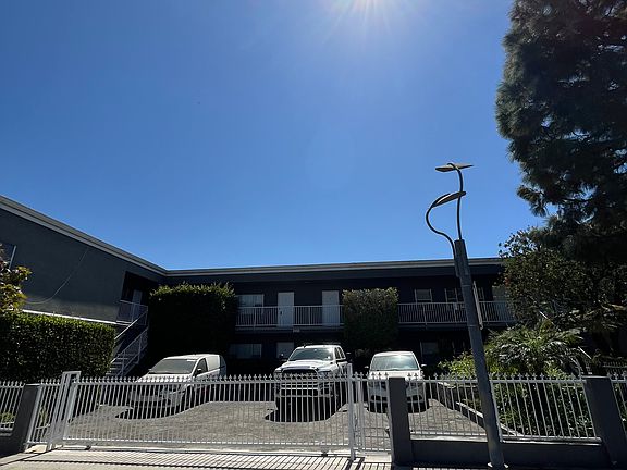 2nd image of 2922 Pico Blvd APT J
