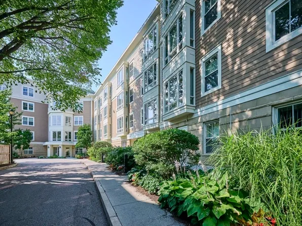 2 Saint Paul St APT 313, Brookline, MA 02446