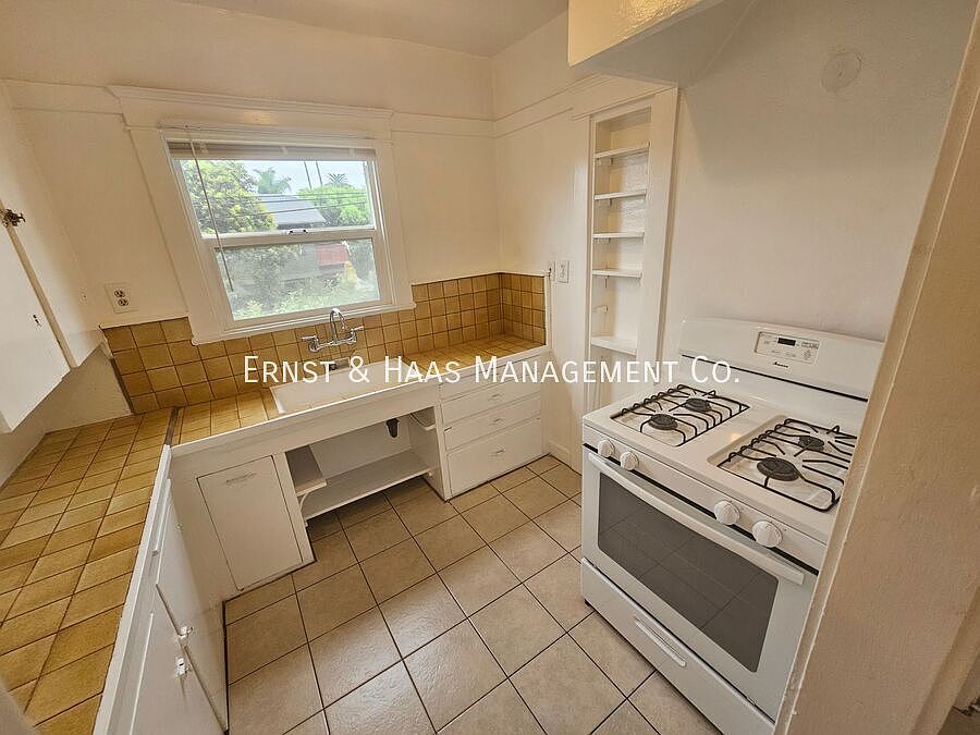 1st image of 319 1/2 Temple Ave