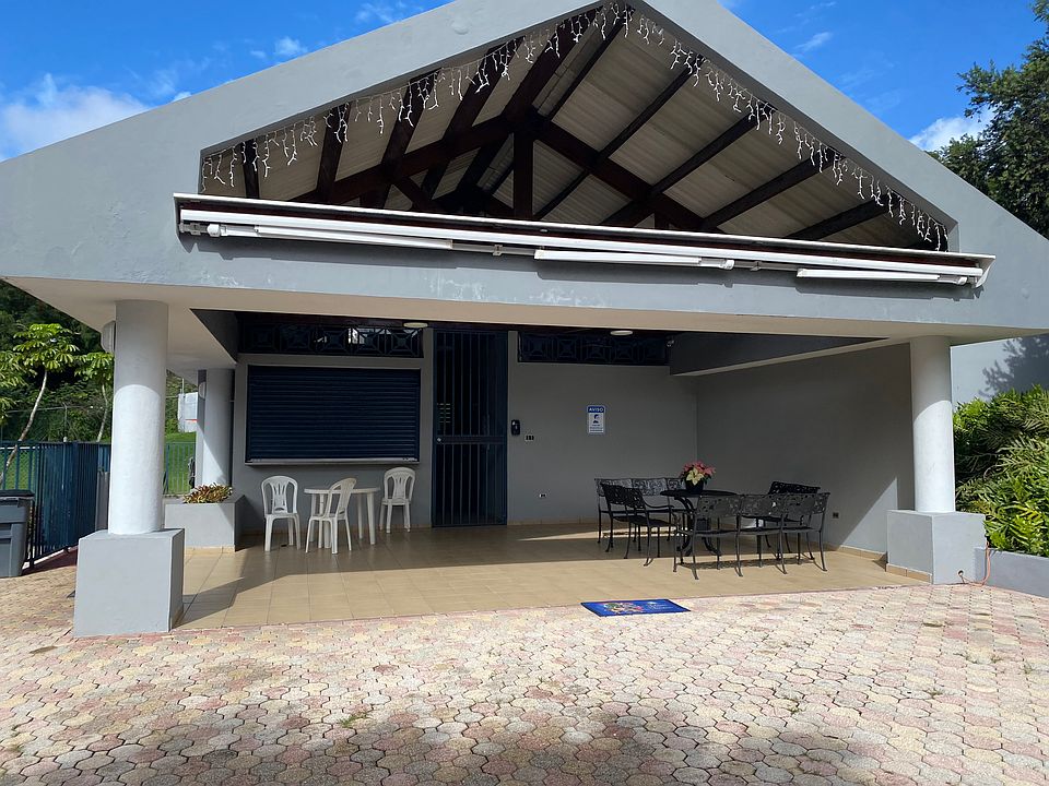 Gazebo tiene area de cocina y banos, oficina de Administracion, area de gym, techo retractable para extender sombra, placas solares para areas comunales e internet comunal