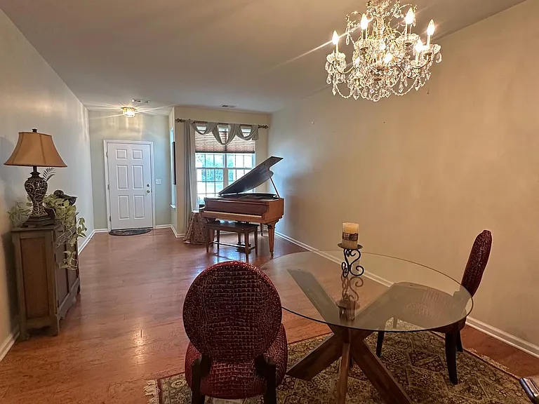 110 Sansom Ln — Photo 2