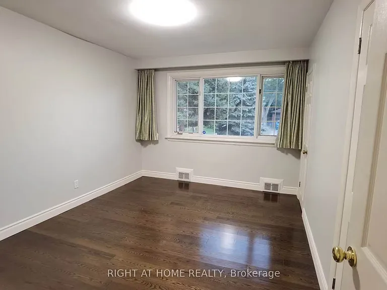 220 Newton Dr — Photo 8