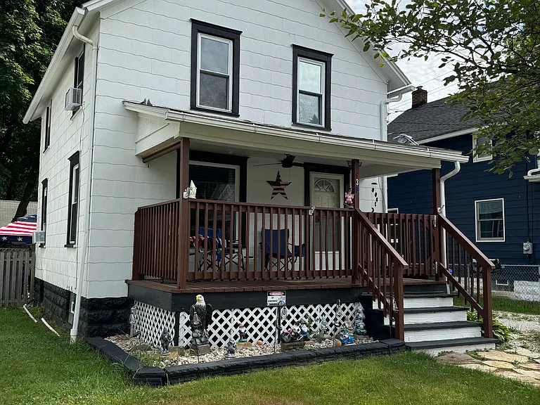 639 Broadway St E — Photo 1