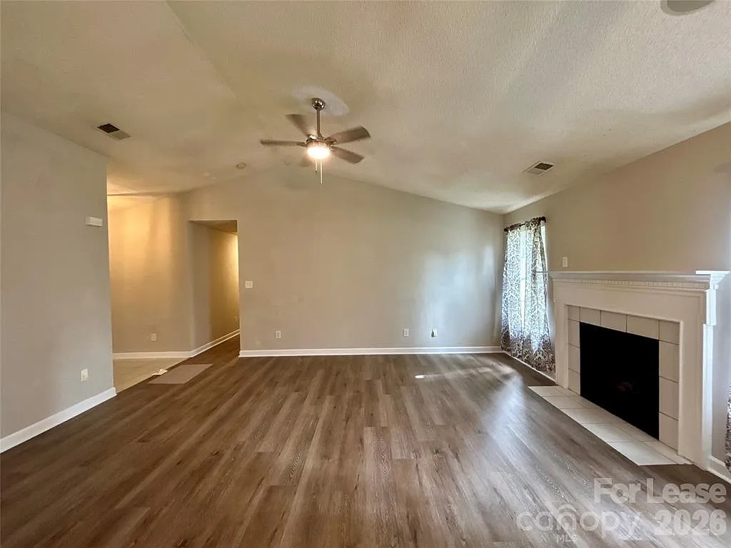 3 bed, 1402 sqft, $1,800 — Photo 4