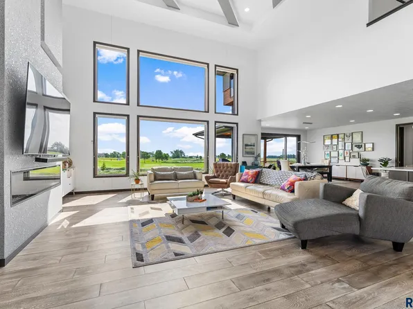 27245 Regal Ct, Sioux Falls, SD 57108