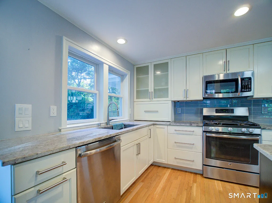 3 bed, 3.0 bath, 1896 sqft, $4,300 — Photo 3