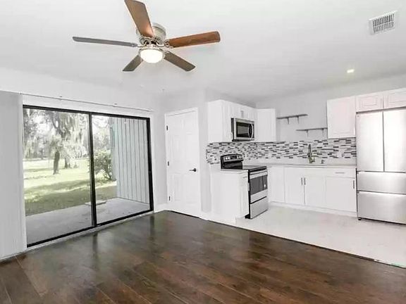 2nd image of 812 Pinewood Ct