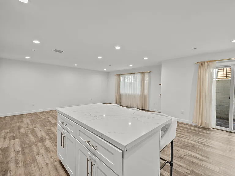 9104 Burnet Ave — Photo 7
