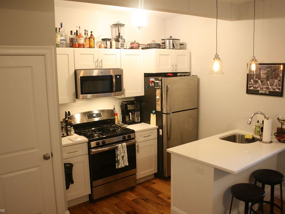 2nd image of 221 Marion St #2F
