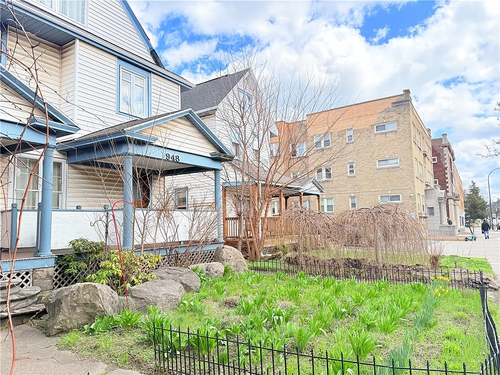 3 bed, 1.0 bath, 1200 sqft, $1,850 — Photo 2