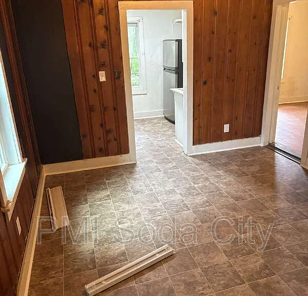 211 E Brooks St #F — Photo 4