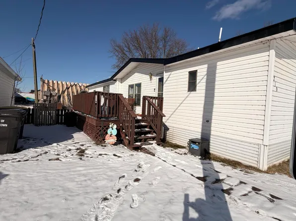 210 Holiday Park Vlg, Jamestown, ND 58401