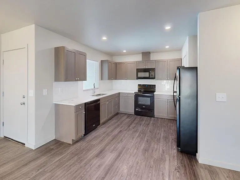 217 Stockton Ave — Photo 2