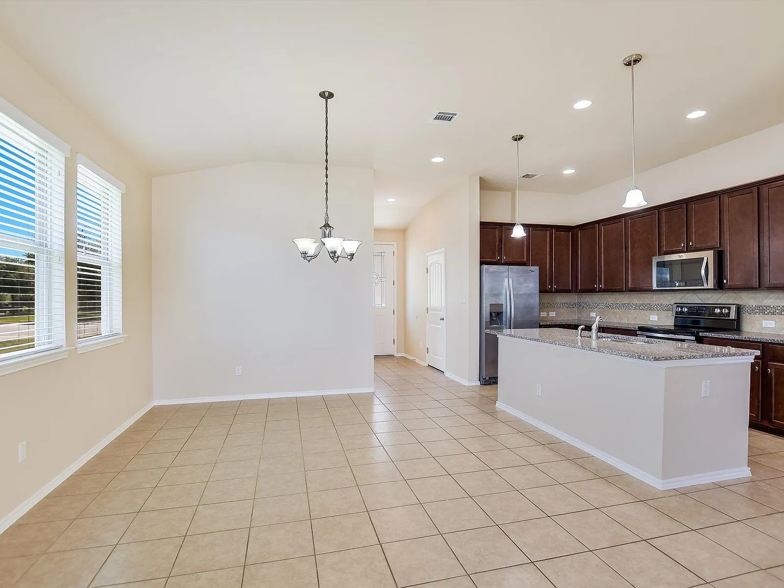 3 bed, 2.0 bath, 1699 sqft, $2,095 — Photo 4