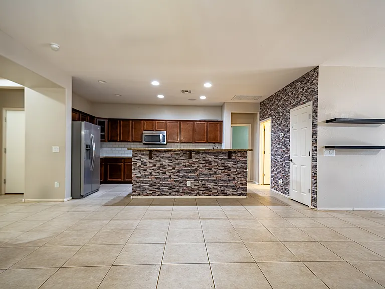 18433 W Sunnyslope Ln — Photo 8