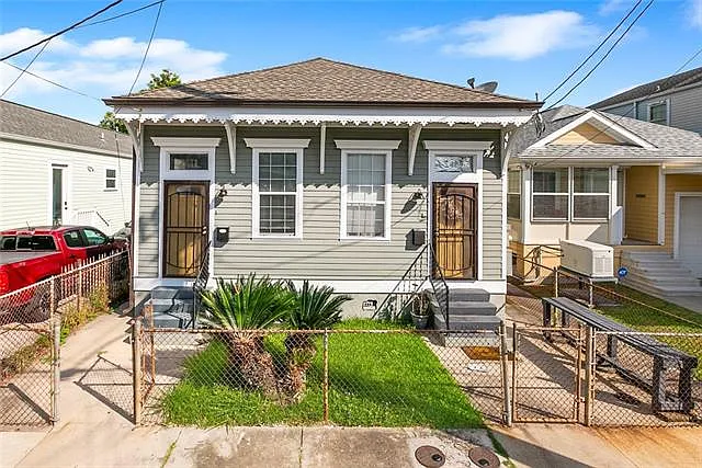 2411 S Saratoga St — Photo 2