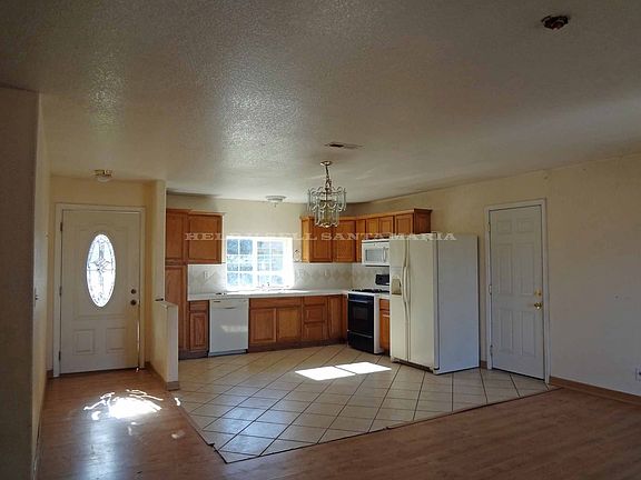 Kitchen w/Tile Floor